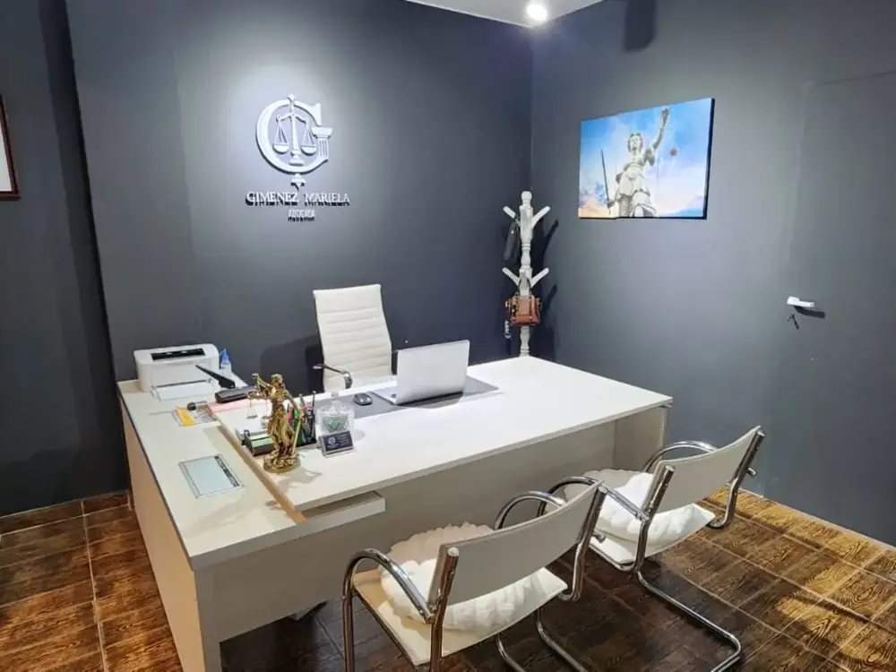Despacho del estudio jurídico en Concordia, con el escritorio y las sillas para clientes