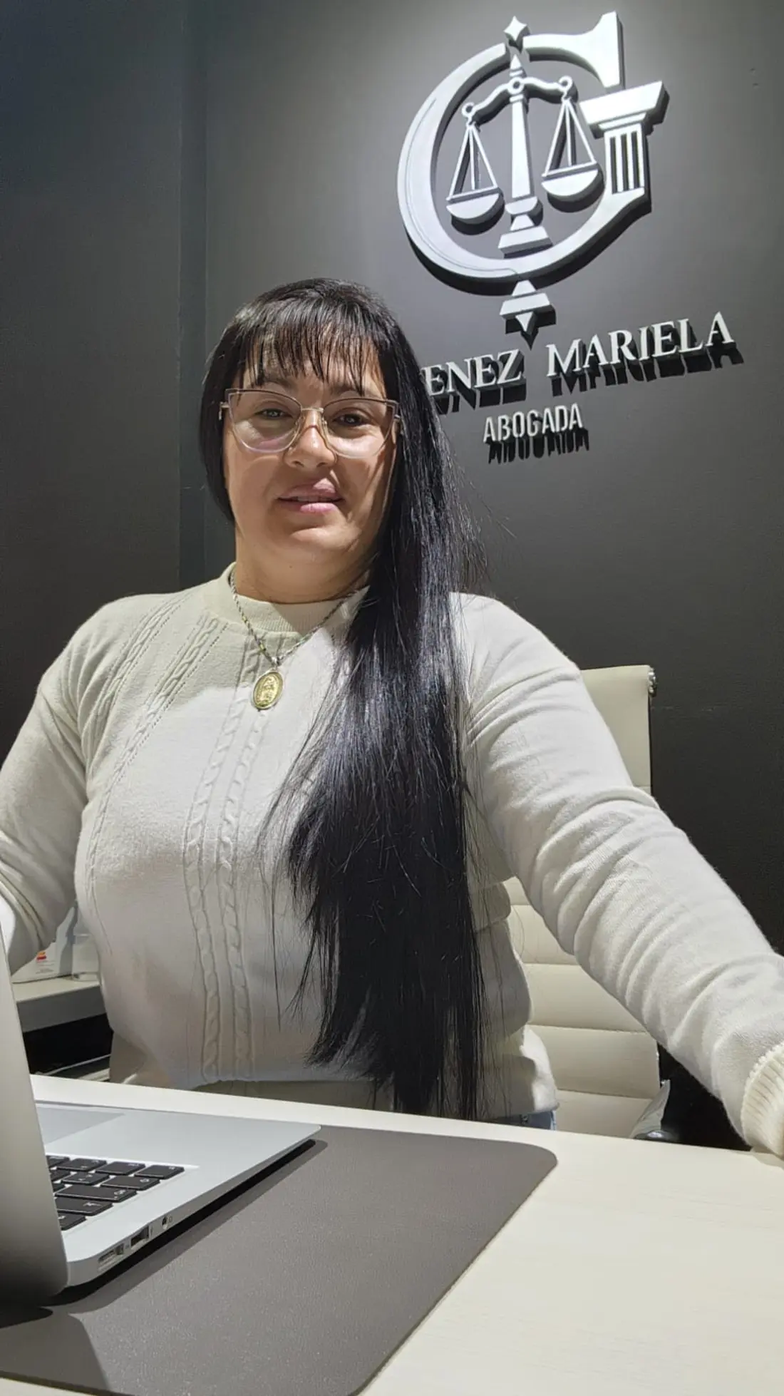 Dra. Mariela Gimenez trabajando en su estudio de Concordia